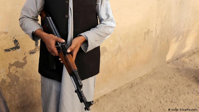 Солдат Талібану тримає зброю
