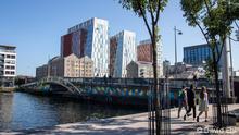 IRLAND, DUBLIN - 25.08.2021: Moderne Bürotürme, alte Speichergebäude – diese Gegensätze machen die Silicon Docks aus.