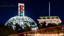 06.10.2021, Berlin - Eine Ampel vor dem Reichstagsgebäude leuchtet in einer Langzeitbelichtung in allen drei Phasen, wobei sich der Straßenverkehr als Leuchtspuren abzeichnet. (Aufnahme mit Langzeitbelichtung)