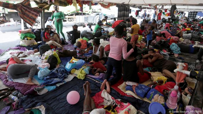 Migrantes haitianos que buscan refugio en EE. UU. esperan ser procesados por la Comisión Mexicana de Ayuda a Refugiados (COMAR), fuera del albergue Casa INDI, en Monterrey, México. Migrantes haitianos que buscan refugio en EE. UU. esperan ser procesados por la Comisión Mexicana de Ayuda a Refugiados (COMAR), fuera del albergue Casa INDI, en Monterrey, México.