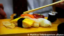Eine bliebte Speise sind in Japan natürlich - Sushi, in den verschiedensten Varianten, aufgenommen am 11.10.2011 in einem kleinen Sushi-Restaurant Foto: Matthias Tödt