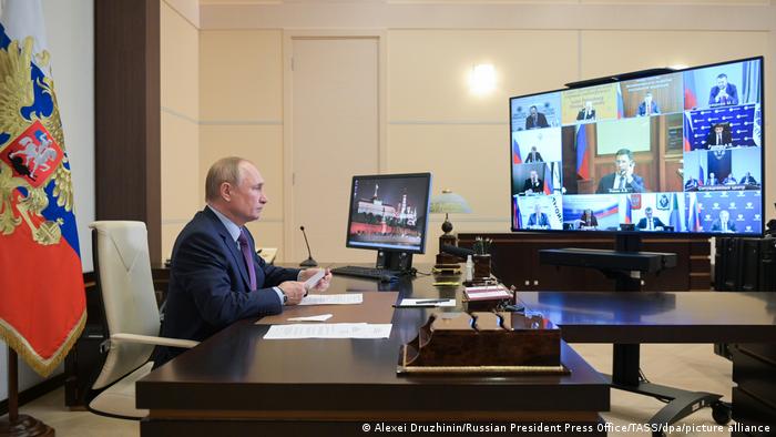 Владимир Путин во время видеоконференции по вопросам развития энергетики 6 октября 2021