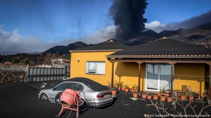 Asche bedeckt Häuser und Autos auf La Palma, Spanien, (AP Photo/Saul Santos)