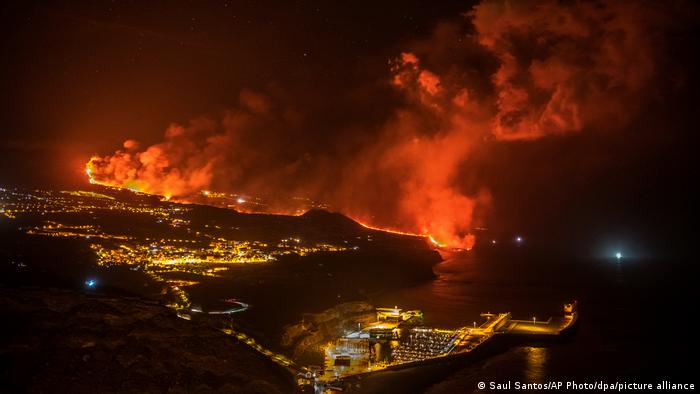 Lava aus einem Vulkan erreicht das Meer auf der kanarischen Insel La Palma. +++ dpa-Bildfunk +++