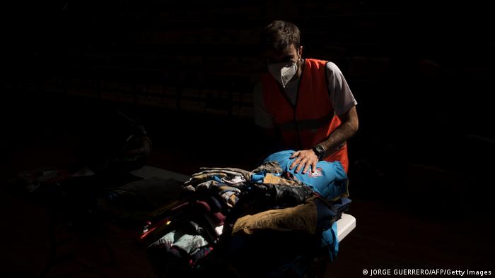 Freiwilliger Helfer in einem Lager für Sachspenden auf La Palma Photo by JORGE GUERRERO/AFP via Getty Images)