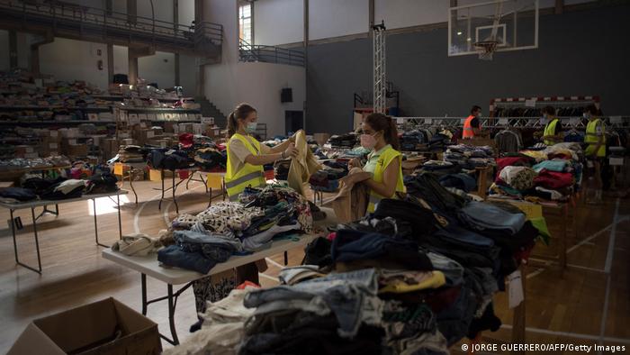 در مرکز ورزش سفرو رودیرگوز در شهر لس یانس د آریدانه، کمک های مالی جمع آوری می‌شوند و امداگران رضاکار آن را جمع و جور و دسته بندی می کنند. 