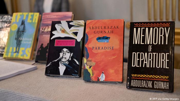 Bücher von Abdulrazak Gurnah werden auf einem Tisch ausgestellt