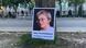 Plakat von Anna Politkowskaja - "ermodert am 7. Oktober 2006" hängt an einem Baum Plakat von Anna Politkowskaja - "ermodert am 7. Oktober 2006" hängt an einem Baum