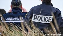***Archivbild: 31.02.2020***A French gendarme and police officer observe the beach of Oye-Plage, near Calais, northern France, as part of a monitoring mission of beaches from which migrants attempt to cross the English Channel to reach the United Kingdom, on Brexit Day, January 31, 2020. - Britain leaves the European Union at 2300 GMT on January 31, 2020, 43 months after the country voted in a June 2016 referendum to leave the block. The withdrawal from the union ends more than four decades of economic, political and legal integration with its closest neighbours. (Photo by DENIS CHARLET / AFP)
