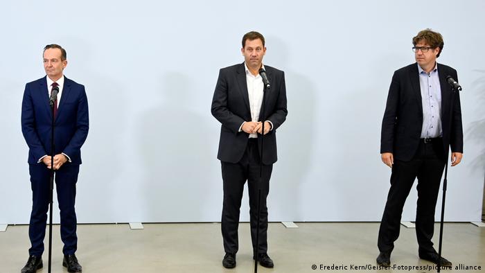 Volker Wissing, secretario general del FDP, Lars Klingbeil del SDP y Michael Kellner, jefe federal de Los Verdes, durante su rueda de prensa tras la primera reunión exploratoria para formar gobierno.