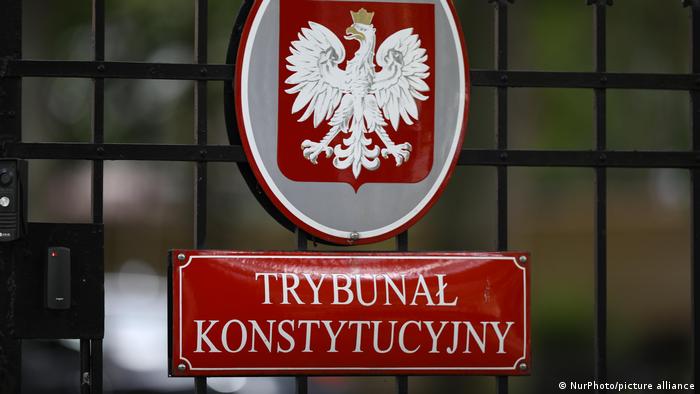 Emaille-Schilder am Verfassungsgericht in Warschau: Ovales Schild mit dem polnischen Staatswappen, darunter ein rechteckiges rotes Schild mit weißer Schrift Verfassungsgericht