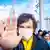 Argentinien | Präsidentschaftskandidat Javier Milei mit Corona-Maske auf einer Kundgebung blickt direkt in die Kamera