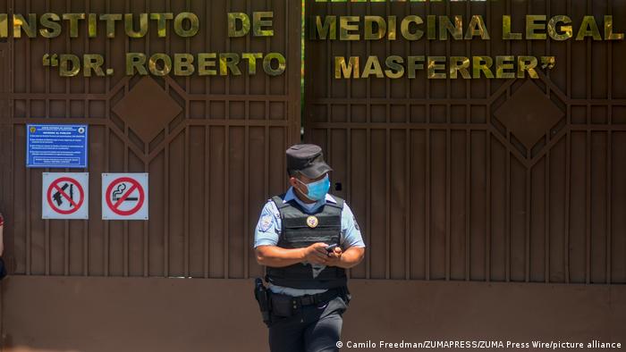 Foto de archivo de un policía frente a la entrada del Instituto de Medicina Legal de El Salvador