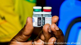 Dos viales de vacunas contra la malaria.