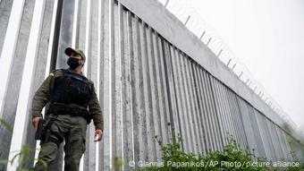 Patrouille à la frontière entre la Grèce et la Turquie pour empêcher le passage des migrants.