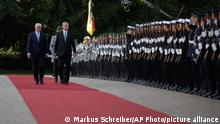 ARCHIV 2018 *** German President Frank-Walter Steinmeier, left, and Turkish President Recep Tayyip, center, review the honour guards during the welcoming ceremony at Bellevue Palace in Berlin, Germany, Friday, Sept. 28, 2018. Turkish President Recep Tayyip Erdogan is on a three-day official state visit to Germany. (AP Photo/Markus Schreiber)