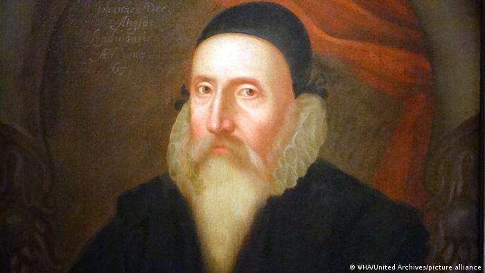 Se cree que John Dee pudo ser el modelo de Próspero, el mago de La Tempestad de Shakespeare. 