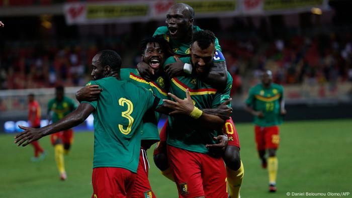 لاعبو الكاميرون يحتفلون بعد الفوز على موزمبيق في التصفيات المؤهلة لبطولة كأس العالم لكرة القدم 2022
