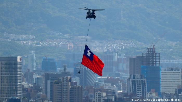 Bandera de Taiwán pendiendo de un helicóptero en Taipei.