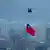 Військовий гелікоптер із прапором Тайваню пролітає над столицею острова Тайбеєм