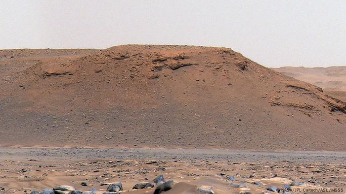 El escarpe al que el equipo científico se refiere como Scarp a se ve en esta imagen capturada por el instrumento Mastcam-Z del roverance el 17 de abril de 2021.