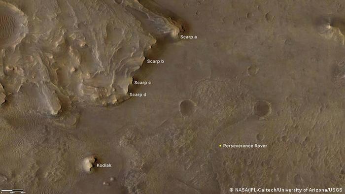 La ubicación del vehículo Perseverance de la NASA (abajo a la derecha), así como el monte Kodiak (abajo a la izquierda) y varios bancos escarpados prominentes conocidos como escarpas, o escarpas, a lo largo del delta del cráter Jezero.