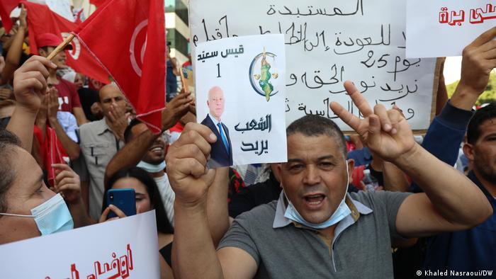 شهد شارع الحبيب بورقيبة في تونس مظاهرة مؤيدة للرئيس سعيّد، رفعت فيها قائمة الخونة.