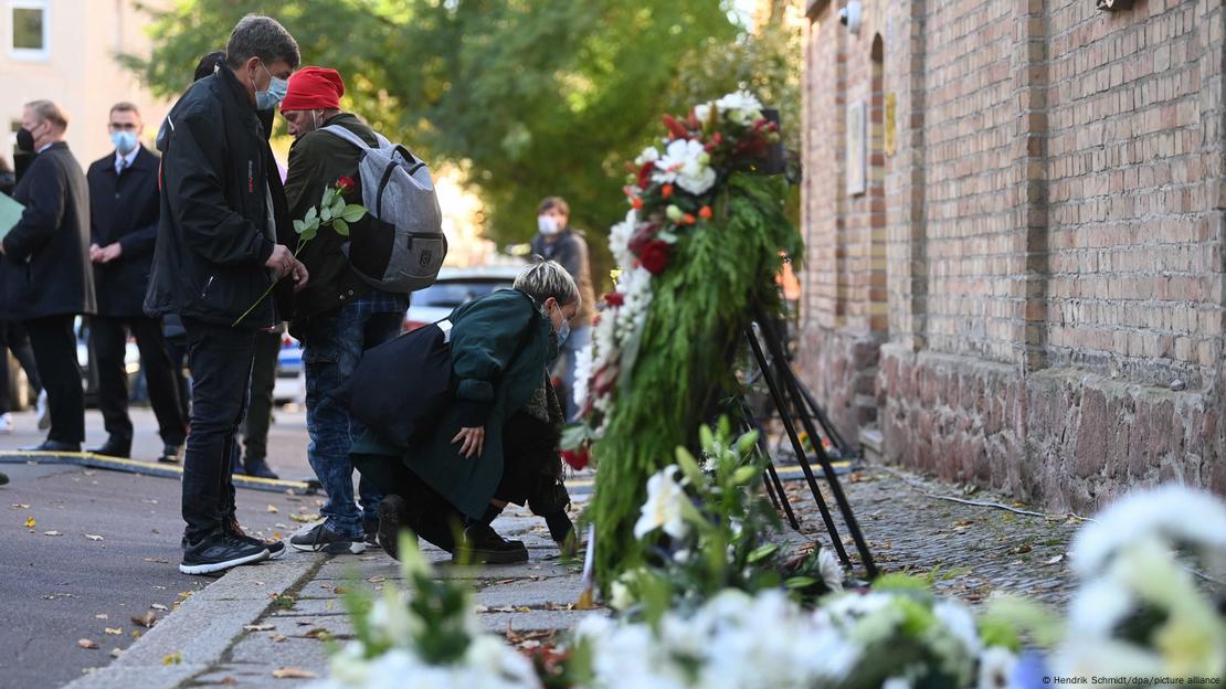 Pessoas carregam e depositam flores em homenagem às vítimas do atentado de Halle, na Alemanha, em 2019, quando um extremista de direita atacou uma sinagoga na cidade que fica no estado de Saxônia-Anhalt, no leste do país.