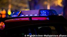 In einem Hochhaus in Lippinghausen bei Herford/NRW kam es am Montagabend zu einem Brand. Im Bild: Blaulicht an Einsatzfahrzeugen. Foto: Wedel/Kirchner-Media