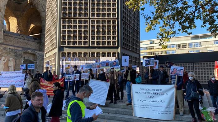  تجمع اعتراضی در روز جهانی مبارزه برای لغو مجازات اعدام در مرکز شهر برلین، در کنار کلیسای یادبود
