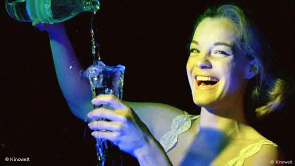Romy Schneider gießt sich Champagner ins Glas - Szene aus "Die Hölle" (Foto: Kinowelt)