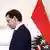 Der Österreichische Ex-Bundeskanzler Sebastian Kurz im Profil, geht nach link aus dem Bild, hinter ihm sind die österreichische und die europäische Fahne zu sehen