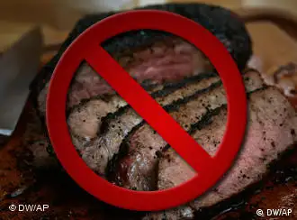 Aufgeschnittenes Stück Fleisch mit einem darübergeletem Verbotszeichen --- DW-Grafik: Peter Steinmetz 2010_08_26-Fleischverbot-Vegetarismus