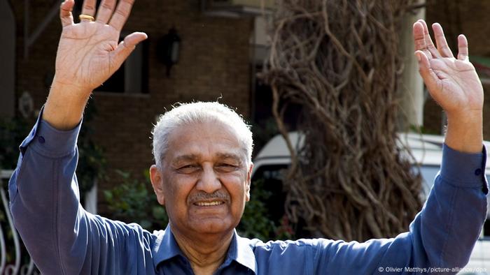 Abdul Qadeer Khan waves after being freed from house arrest in 2009