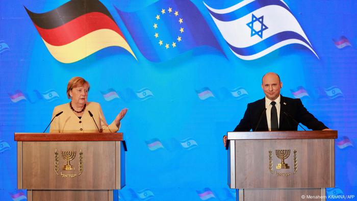 Bundeskanzlerin Angela Merkel hält eine Rede, neben ihr steht Israels Premier Naftali Benett Bundeskanzlerin Angela Merkel hält eine Rede, neben ihr steht Israels Premier Naftali Benett