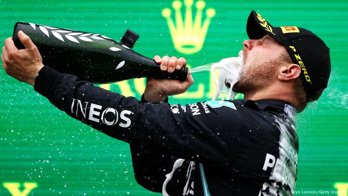 Bottas, zaferini podyumda böyle kutladı.