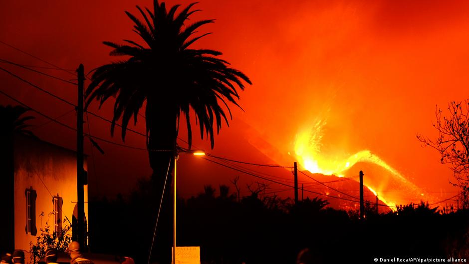 La Palma volcano cone part collapses, spews giant rocks | News | DW - Vimarsana News