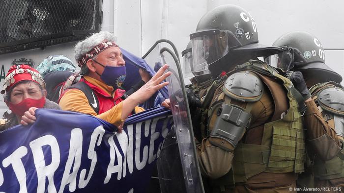 Manifestación mapuche en Santiago de Chile termina con disturbios | Chile en DW | DW | 10.10.2021