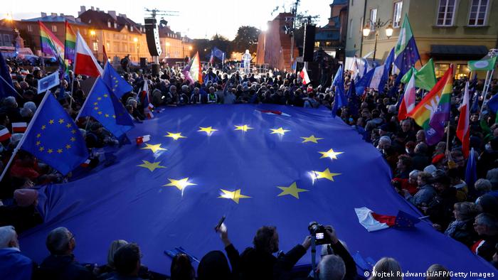 Флаг ЕС на площади в Варшаве, развернутый сторонниками проевропейских сил 