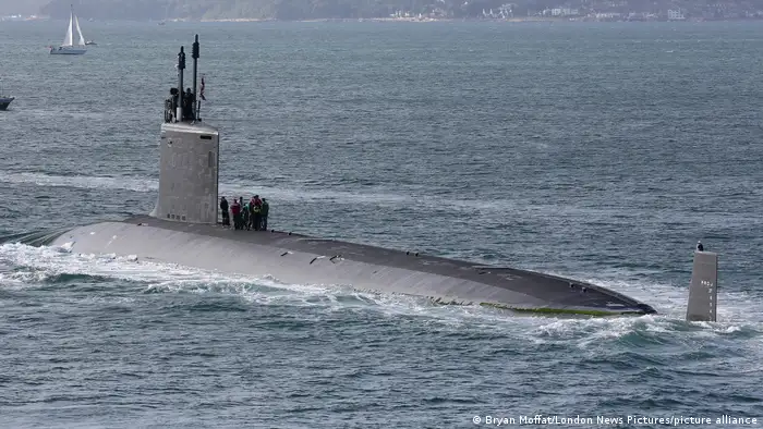 圖為2013年8月31日 美國核攻擊潛艇弗吉尼亞號 (SSN-774) 離開英國朴茨茅斯前往未知目的地。（資料照）
