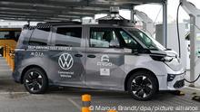 Der Prototyp ID. Buzz AD, ein autonom fahrendes Sammeltaxi, steht auf dem Geländes des Moia Hubs. Hamburg soll nach Darstellung eines Firmenbündnisses europaweit die erste Stadt mit autonom fahrenden Sammeltaxis werden. Rund einen Monat vor dem ITS Weltkongress zur Mobilität der Zukunft in der Hansestadt stellten am Mittwoch Volkswagen Nutzfahrzeuge (VWN), der Sammeltaxianbieter Moia und der Spezialist für autonome Fahrzeugtechnologieplattformen, Argo Al, einen ersten Prototypen vor. Marktreif soll der ID. Buzz AD im Jahr 2025 sein. +++ dpa-Bildfunk +++