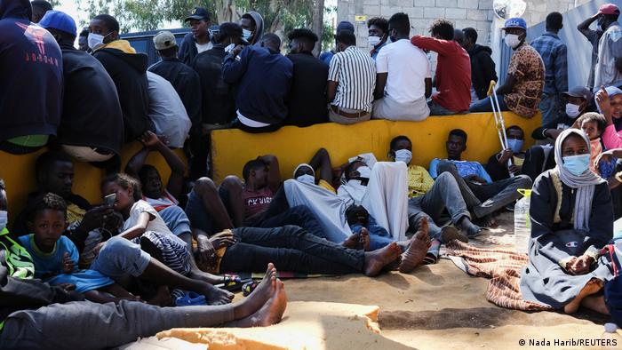 مهاجرون في ليبيا ينتظرون أمام مكتب مفوضية الأمم المتحدة للاجئين في طرابلس (10/10/2021)