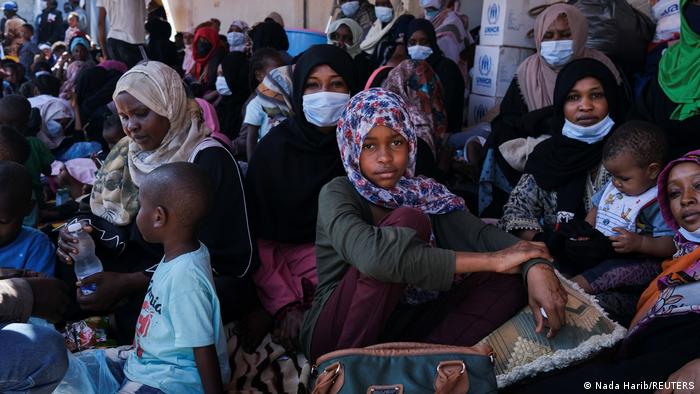 Libyen Tripolis | Migrants warten außerhalb des UNHCR Büros