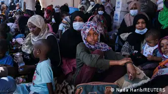 Libyen Tripolis | Migrants warten außerhalb des UNHCR Büros