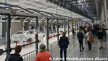 Viele Besucher gehen zum Tag der offenen Tür durch eine Fabrikhalle der Tesla Gigafactory. In Grünheide, östlich von Berlin, sollen ab Ende 2021 die ersten Fahrzeuge vom Band rollen. Tausende Besucher werden zum Tag der offenen Tür auf der Baustelle der ersten europäischen Fabrik des US-Elektroautobauers Tesla bei Berlin erwartet. +++ dpa-Bildfunk +++