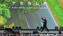 Elon Musk, Tesla-Chef, kommt zum Tag der offenen Tür auf eine Bühne der Tesla Gigafactory. In Grünheide, östlich von Berlin, sollen ab Ende 2021 die ersten Fahrzeuge vom Band rollen. Das US-Unternehmen will hier jährlich rund 500.000 Exemplare vom Model Y bauen. +++ dpa-Bildfunk +++
