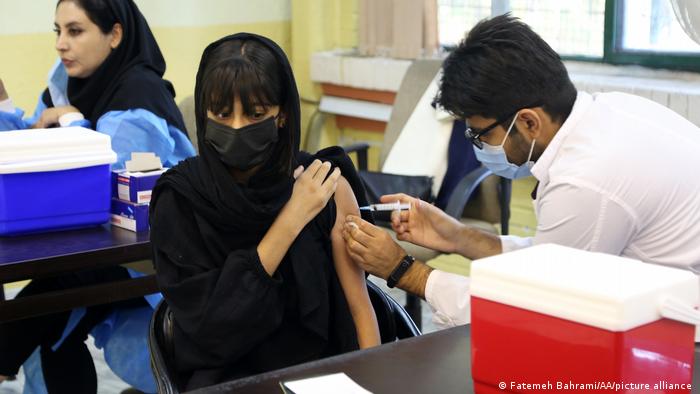 Iran Coronavirus Impfkampagne Schüler Schülerinnen
