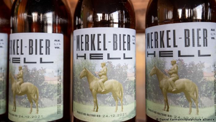 Меркель-пиво на открытии памятника канцлеру ФРГ