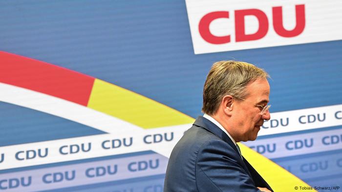 Armin Laschet im Profil, geht nach rechtsaußen aus dem Bild, im Hintergrund ist das Logo der CDU zu sehen. Armin Laschet im Profil, geht nach rechtsaußen aus dem Bild, im Hintergrund ist das Logo der CDU zu sehen.