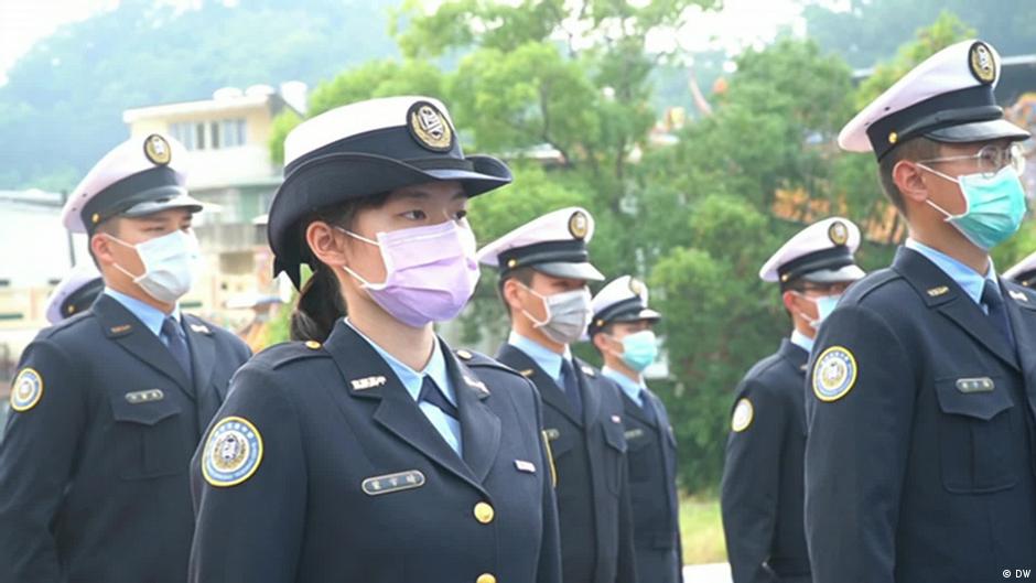 台灣男性目前只需當兵4個月，但同樣是小國的以色列連女生都要服兵役24個月，這引起了外界對台灣防衛能力的質疑。圖為台灣新竹縣一所高中開辦全台灣唯一取錄女生的國防專班，但該課程沒有規定學生畢業後要從軍。